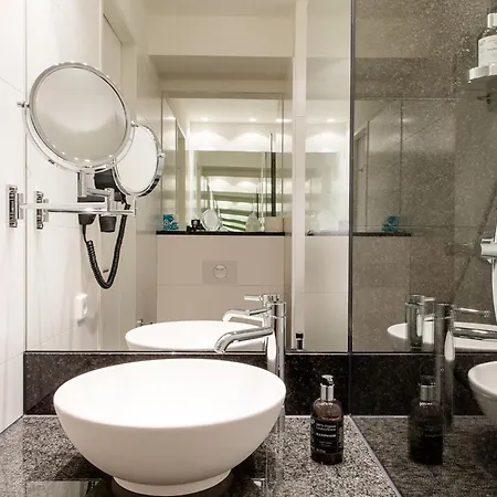 Hotel One München-westend 3*