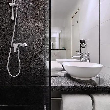 Hotel One München-westend 3*